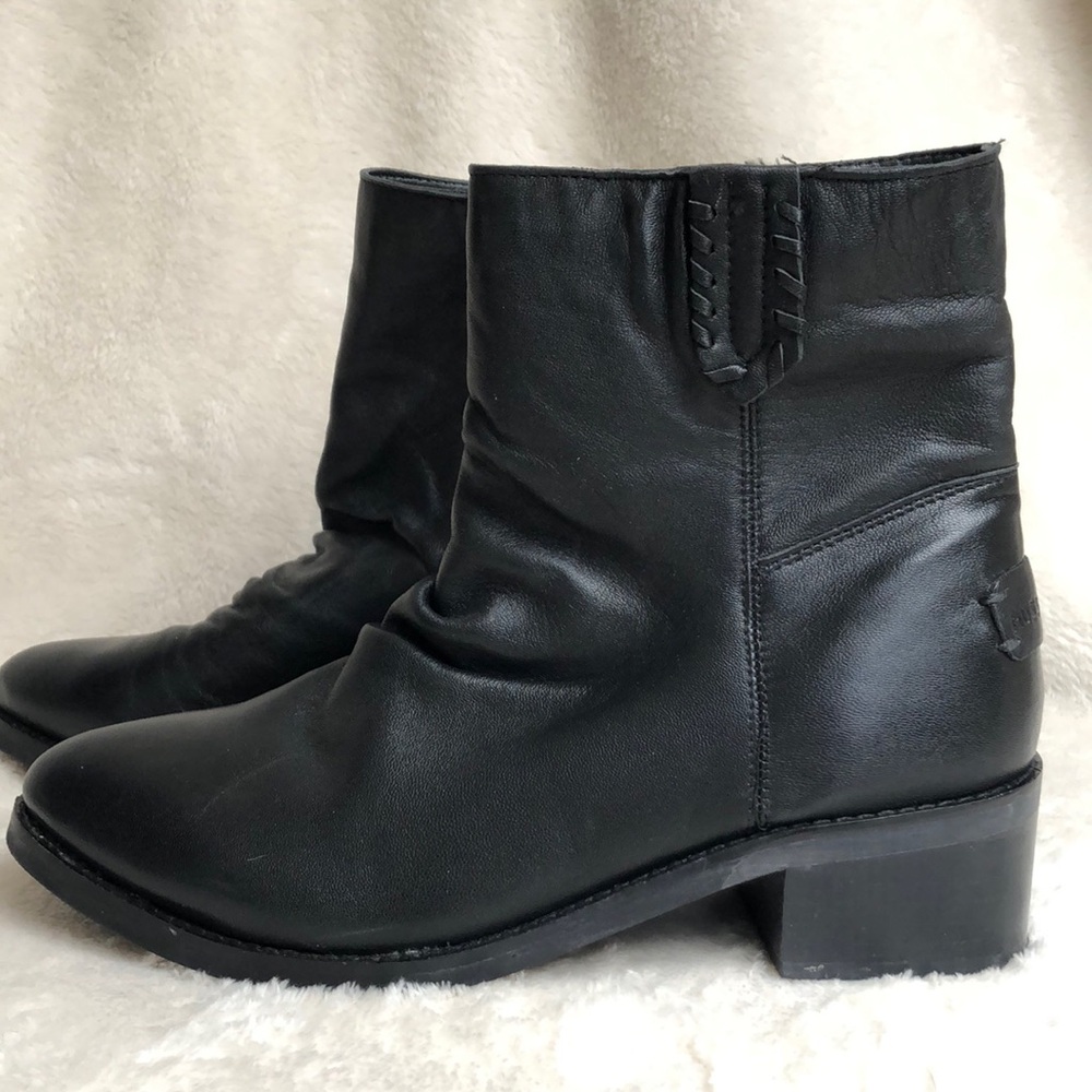 Sleek Minimalist Musse & Cloud Black Leather Ankle Artisan Slouch Boot Size 8 39
